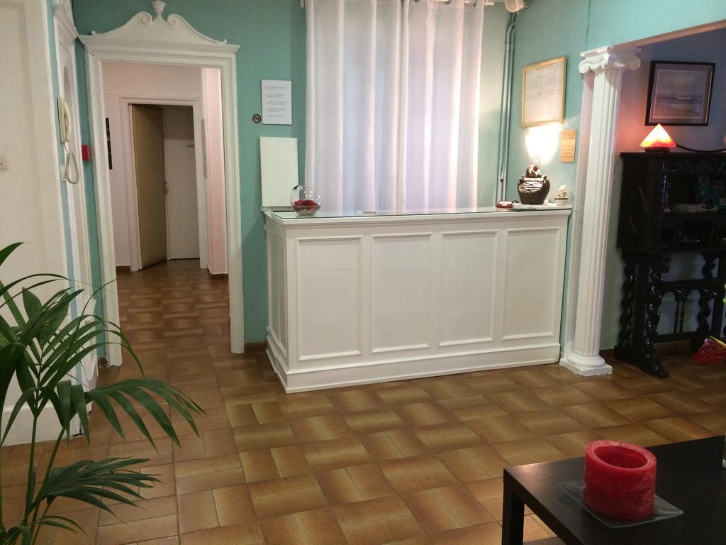 Hostal Valls Barcelona Bagian luar foto