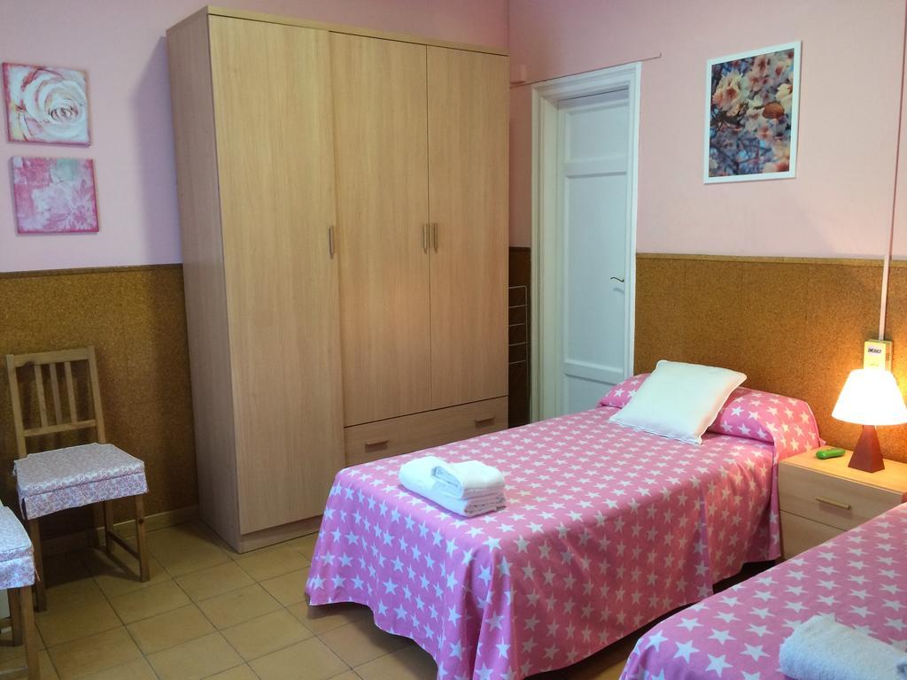 Hostal Valls Barcelona Bagian luar foto