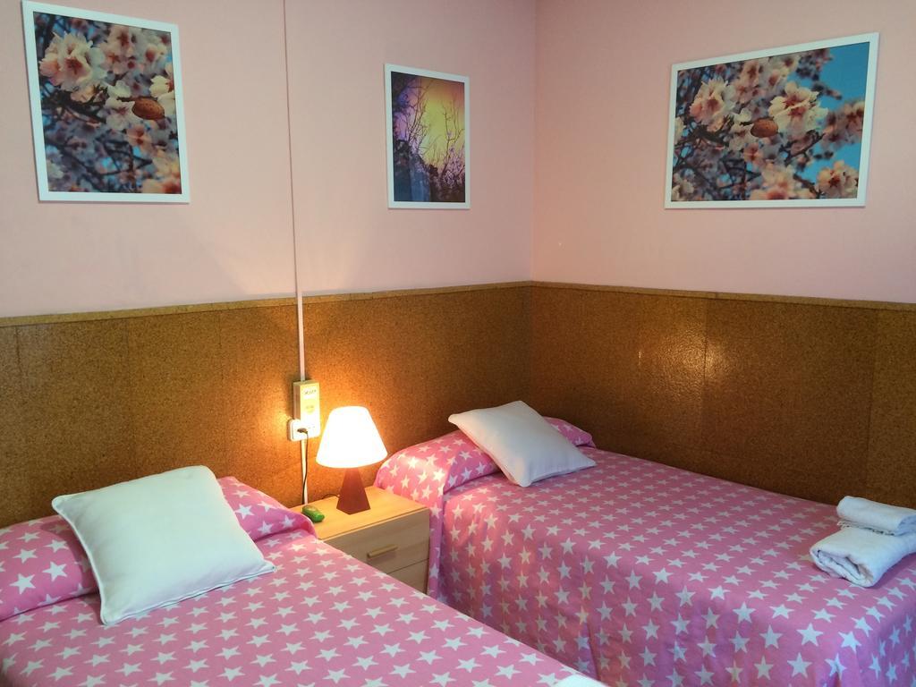 Hostal Valls Barcelona Bagian luar foto