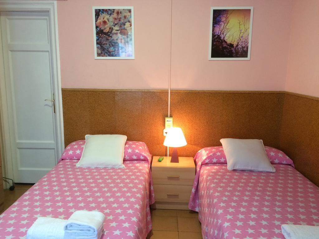 Hostal Valls Barcelona Bagian luar foto