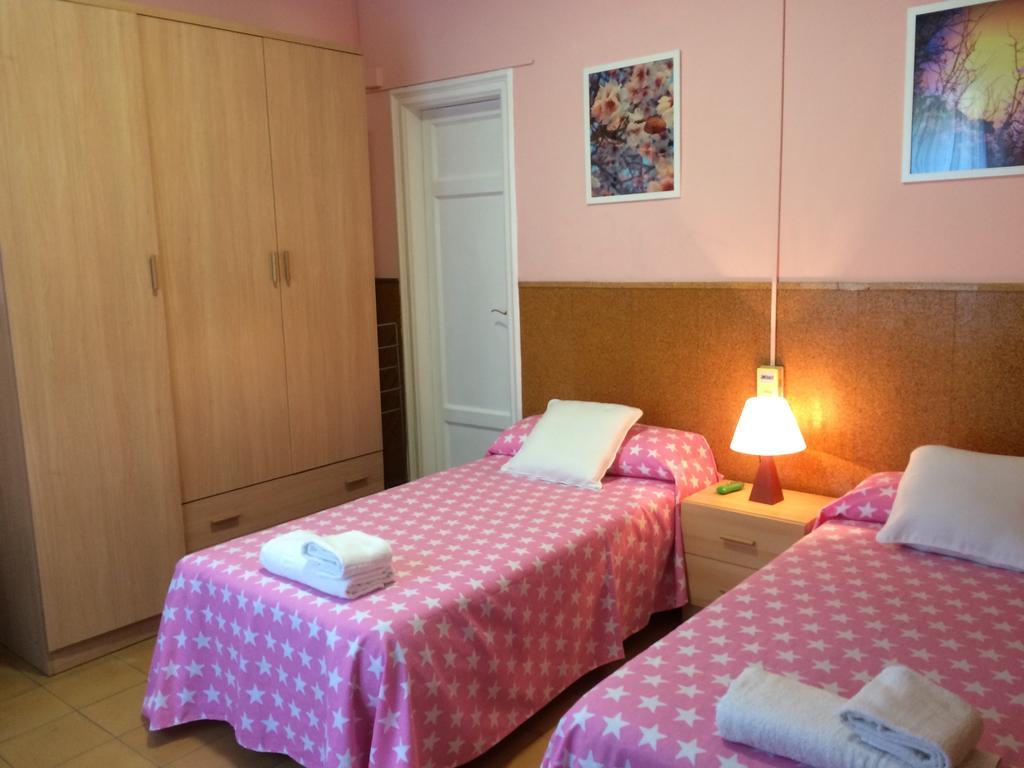 Hostal Valls Barcelona Bagian luar foto