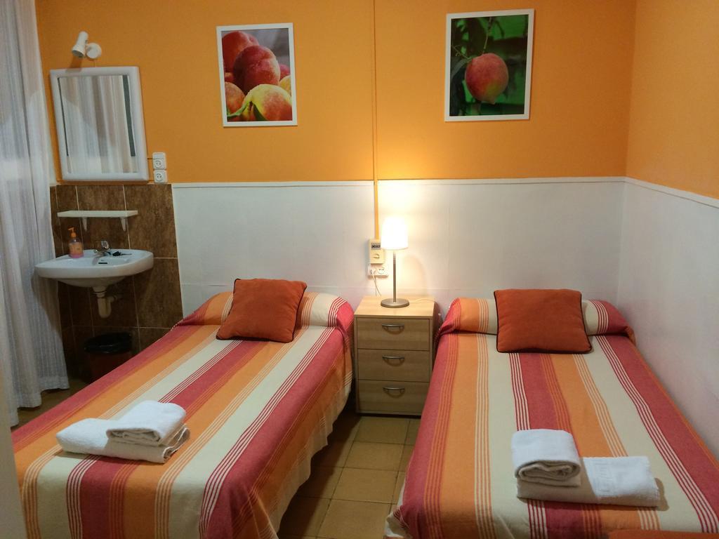 Hostal Valls Barcelona Bagian luar foto