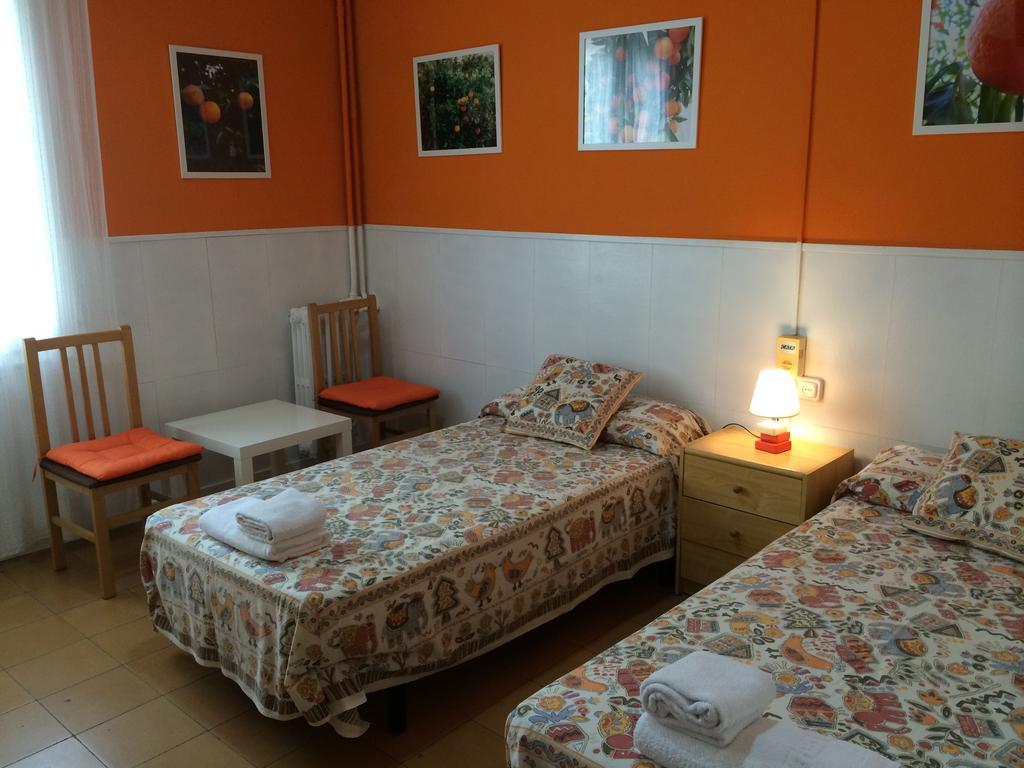 Hostal Valls Barcelona Bagian luar foto