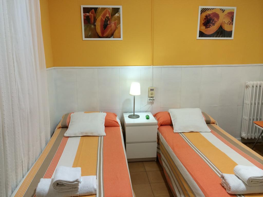 Hostal Valls Barcelona Bagian luar foto
