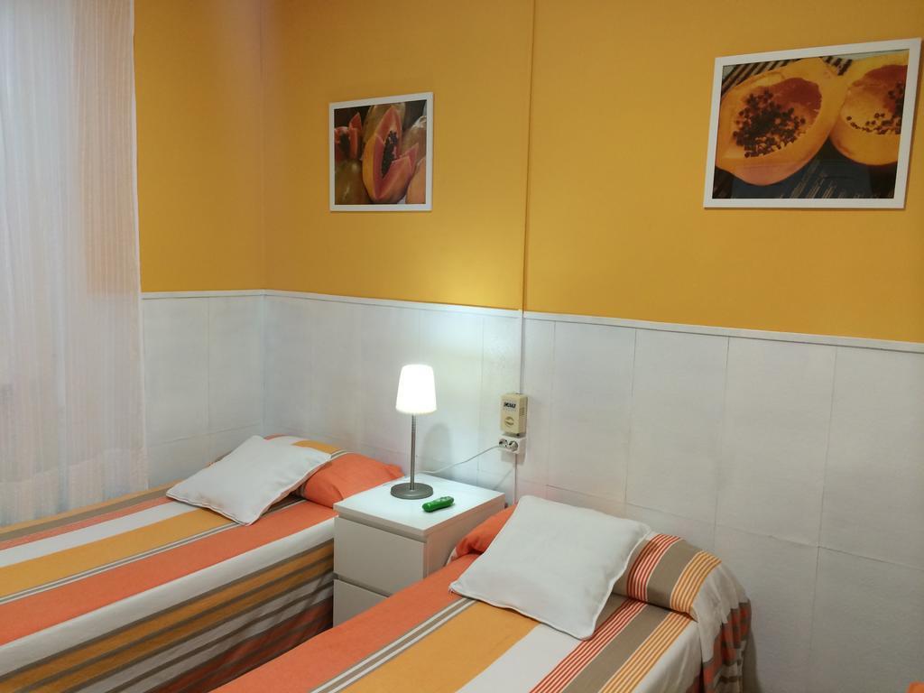 Hostal Valls Barcelona Bagian luar foto