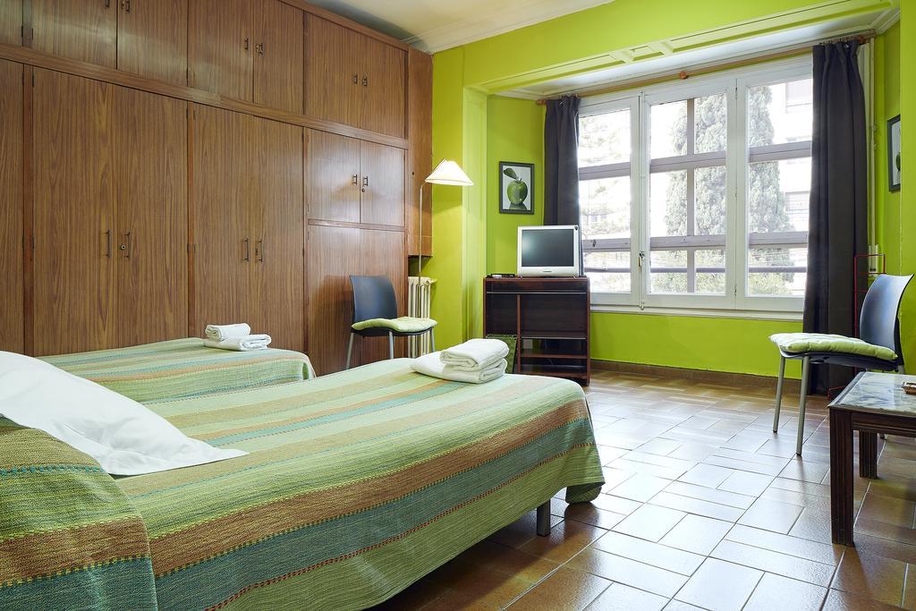 Hostal Valls Barcelona Bagian luar foto