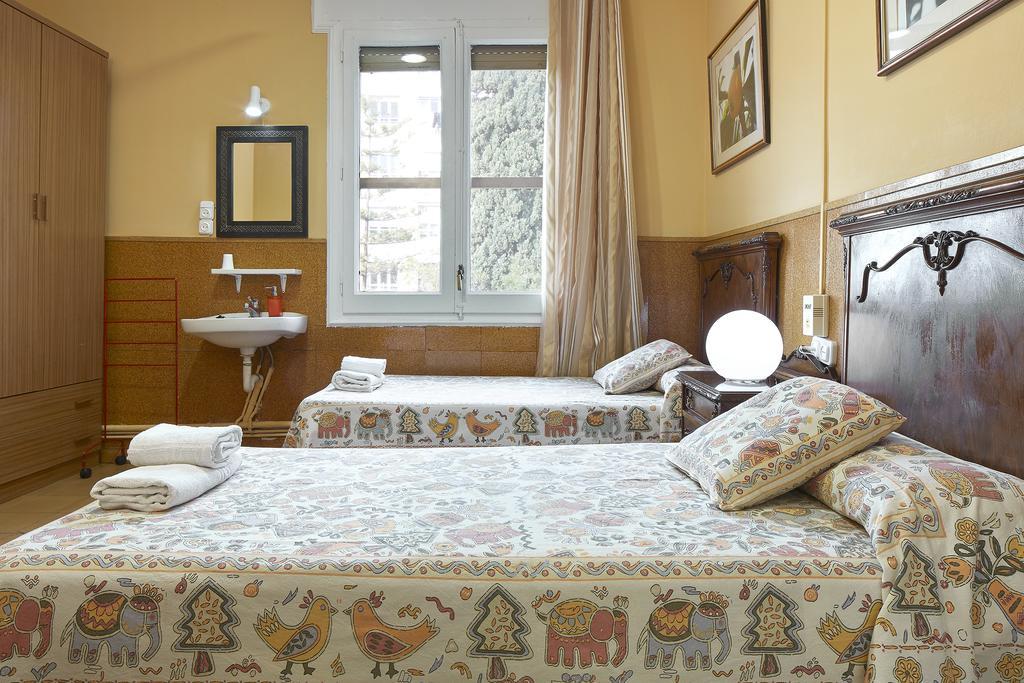 Hostal Valls Barcelona Bagian luar foto