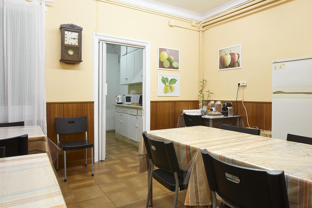 Hostal Valls Barcelona Bagian luar foto