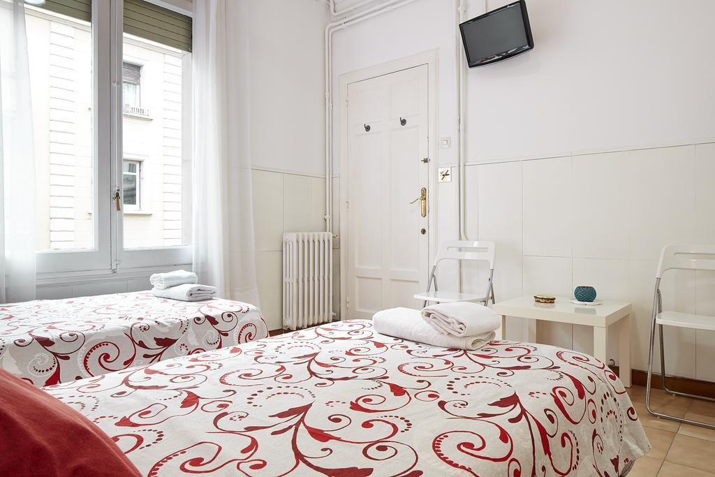 Hostal Valls Barcelona Bagian luar foto
