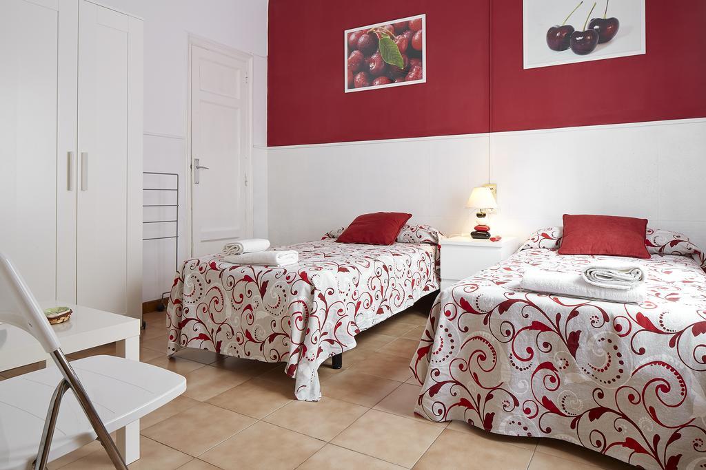 Hostal Valls Barcelona Bagian luar foto