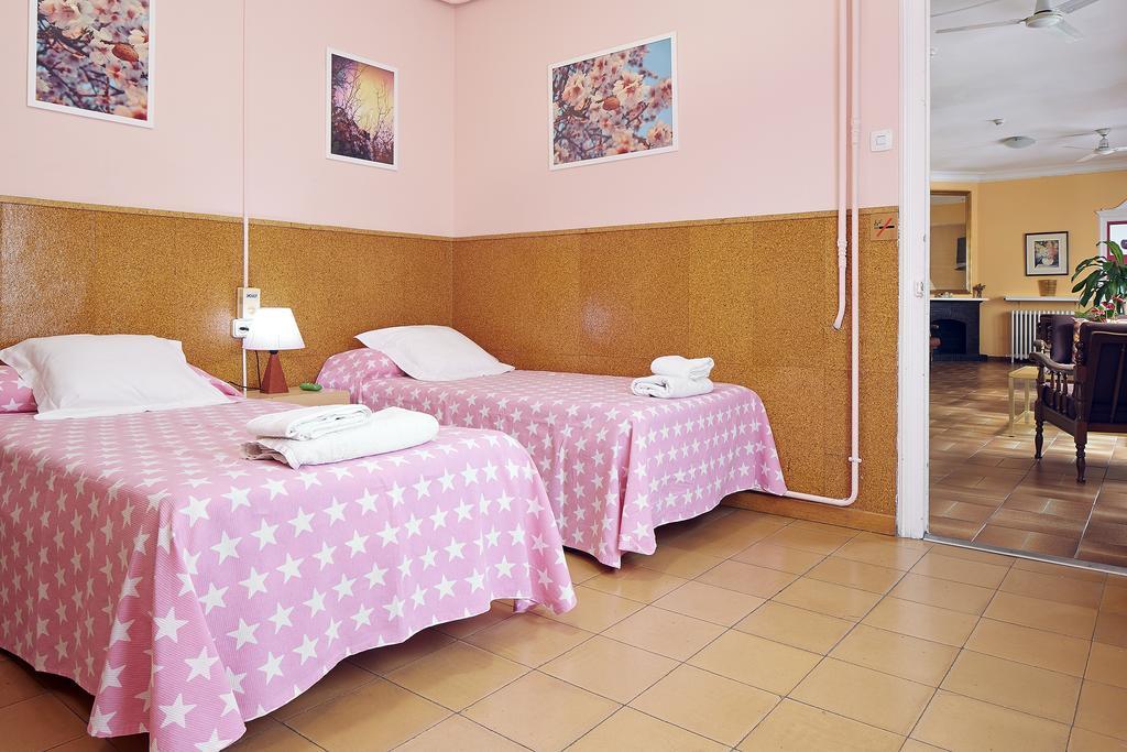 Hostal Valls Barcelona Bagian luar foto
