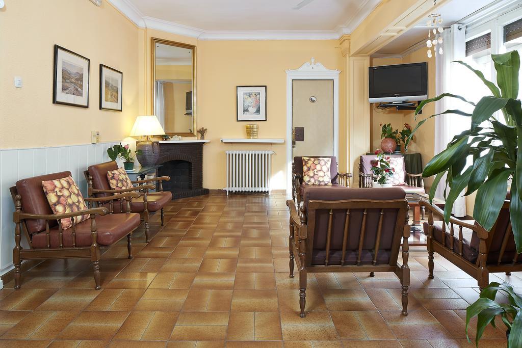 Hostal Valls Barcelona Bagian luar foto