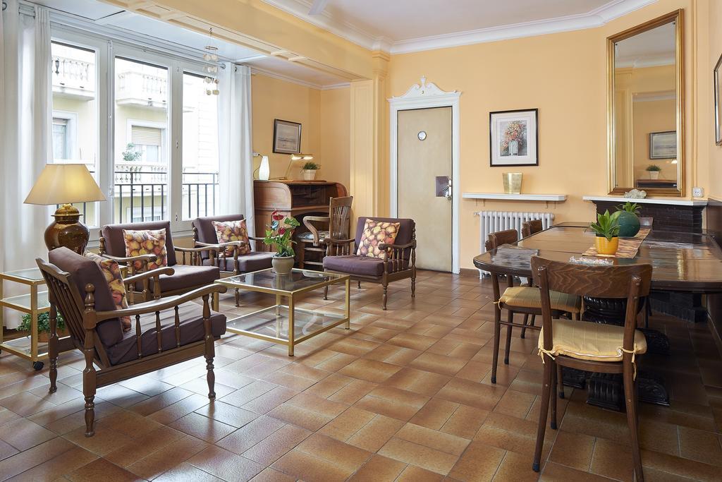 Hostal Valls Barcelona Bagian luar foto