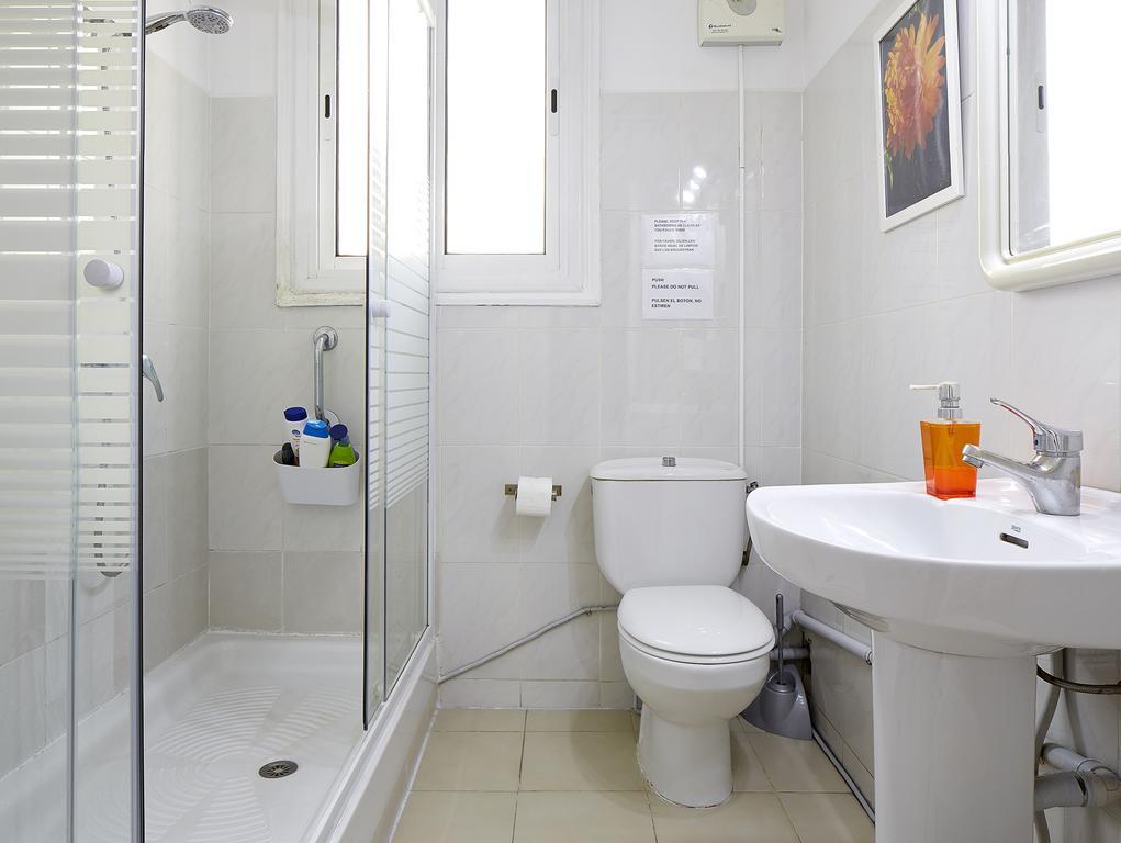 Hostal Valls Barcelona Bagian luar foto