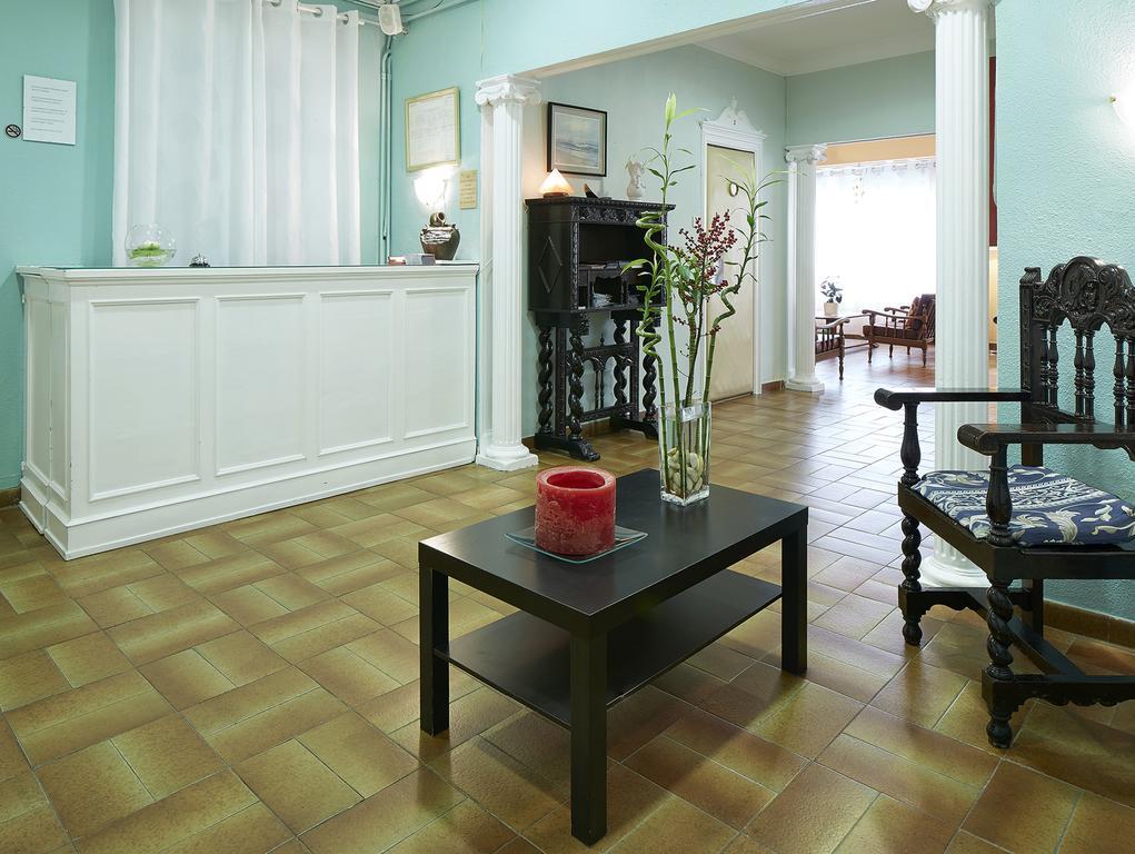 Hostal Valls Barcelona Bagian luar foto