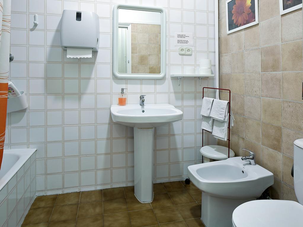 Hostal Valls Barcelona Bagian luar foto