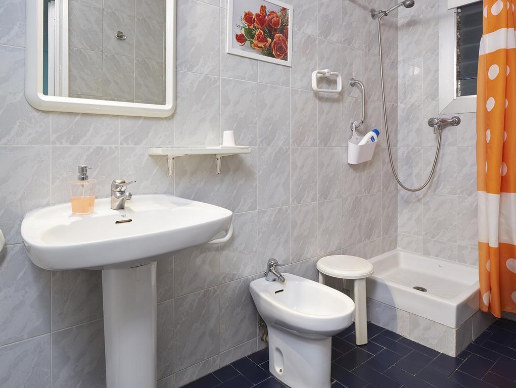 Hostal Valls Barcelona Bagian luar foto