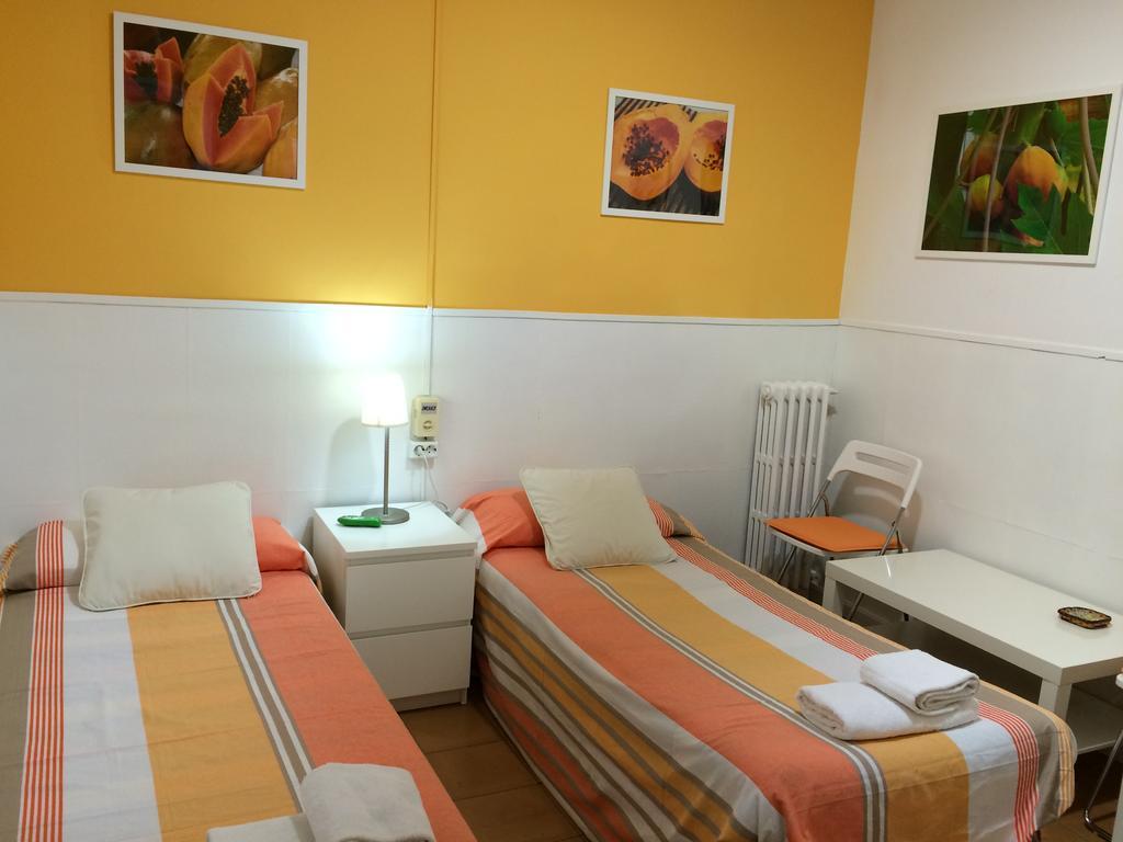 Hostal Valls Barcelona Bagian luar foto