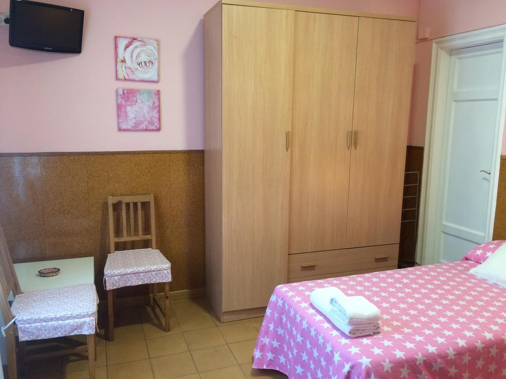 Hostal Valls Barcelona Bagian luar foto