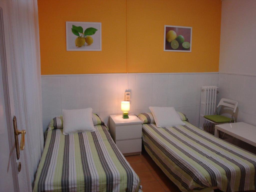 Hostal Valls Barcelona Bagian luar foto