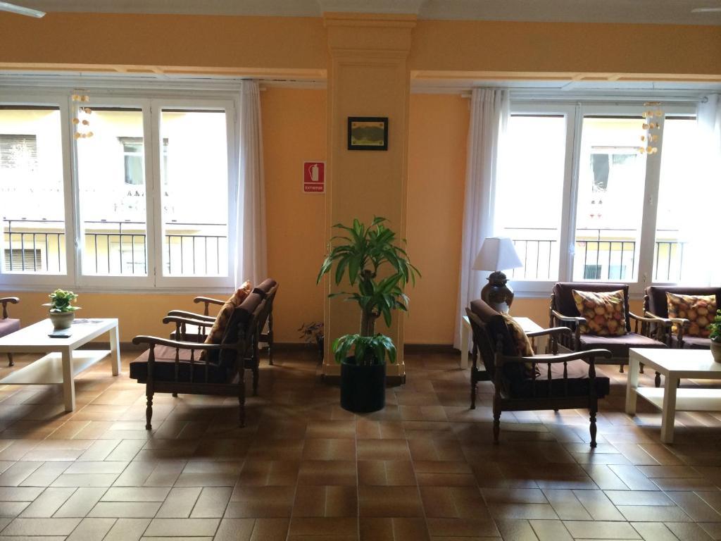 Hostal Valls Barcelona Bagian luar foto