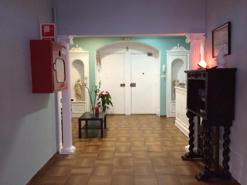 Hostal Valls Barcelona Bagian luar foto