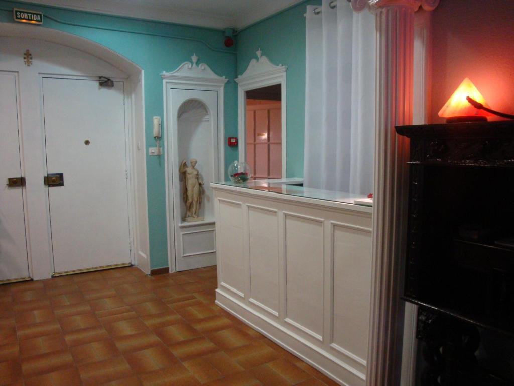 Hostal Valls Barcelona Bagian luar foto