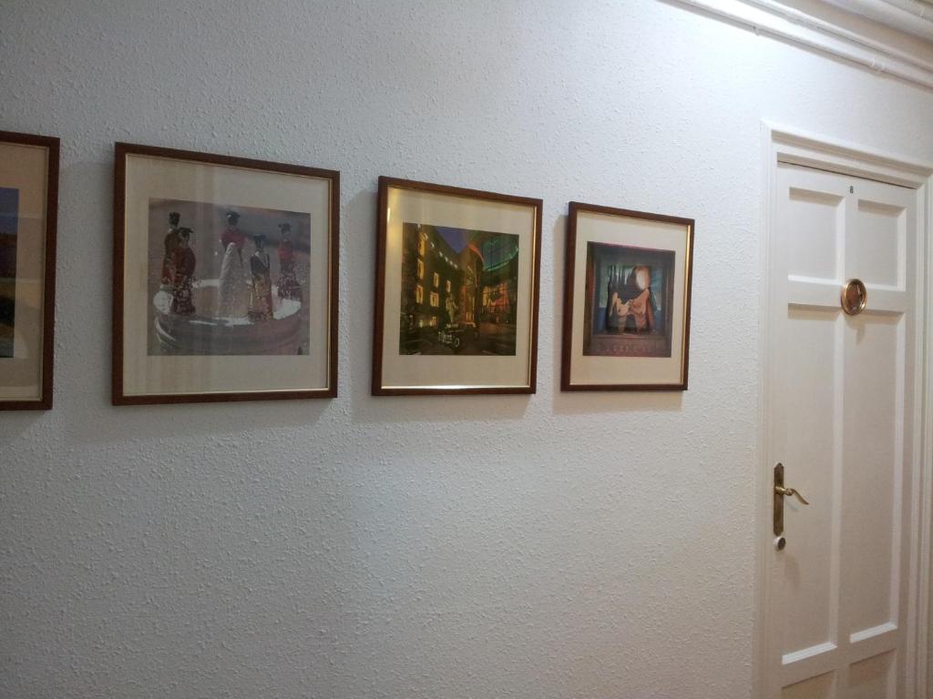 Hostal Valls Barcelona Bagian luar foto