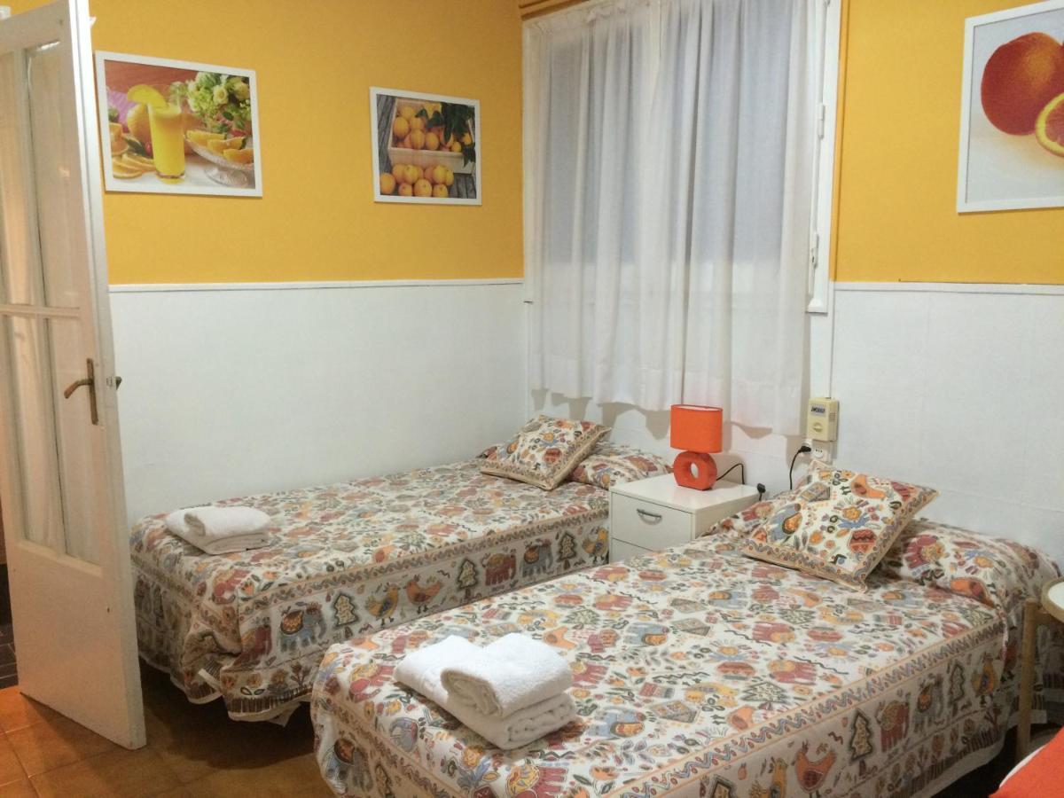 Hostal Valls Barcelona Bagian luar foto